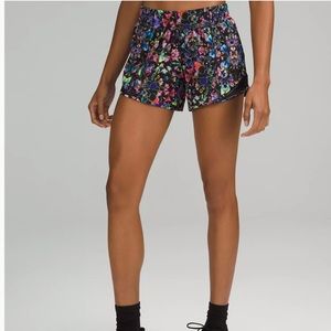 Lululemon Hotty Hot LR Shorts 4” Lined Flowerscope/Black Multi